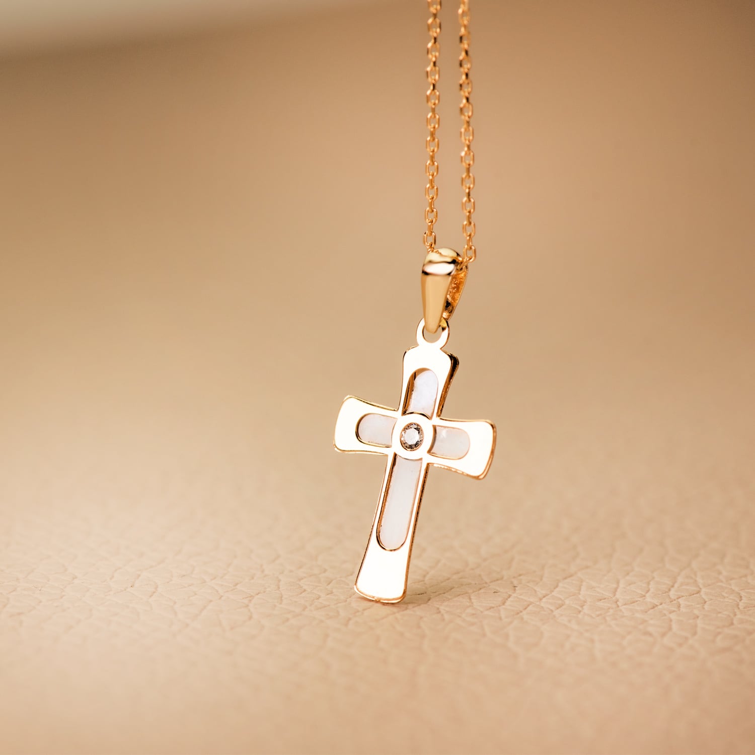 Cruz elegante en oro 18k con madreperla y piedra brillante de 20x12mm