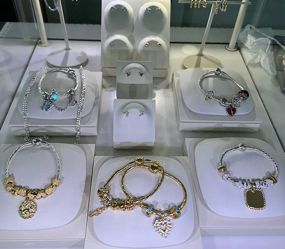Pulsera Pandora con charms en Joyería Txao Lanzarote